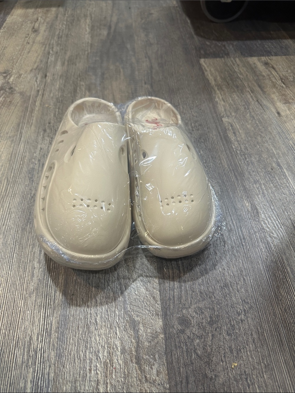 Men Size EU 43-44 Cream Slip-On Clog Shoes - Lightweight Comfort